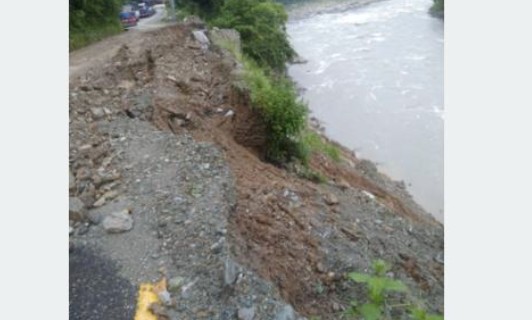 रामेछापमा सडक भासिँदा सवारी आवागमन अवरुद्ध
