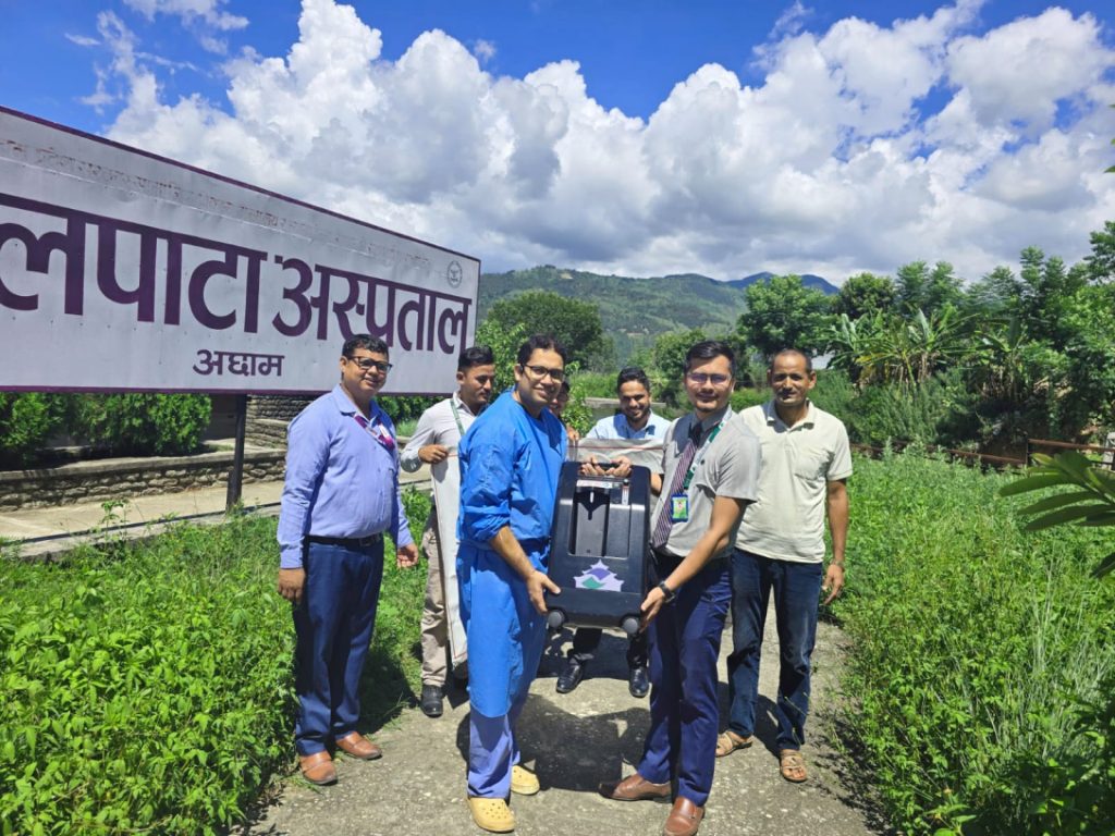 सांग्रिला डेभलपमेन्ट बैंकद्वारा बयालपाटा अस्पताललाई अक्सिजन कन्सन्ट्रेटर हस्तान्तरण