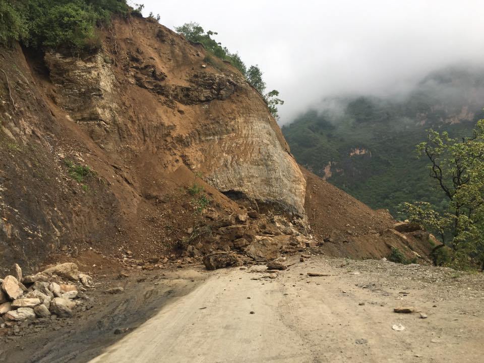 अवरुद्ध काठमाडौं-मन्थली सडक एकतर्फी खुल्यो