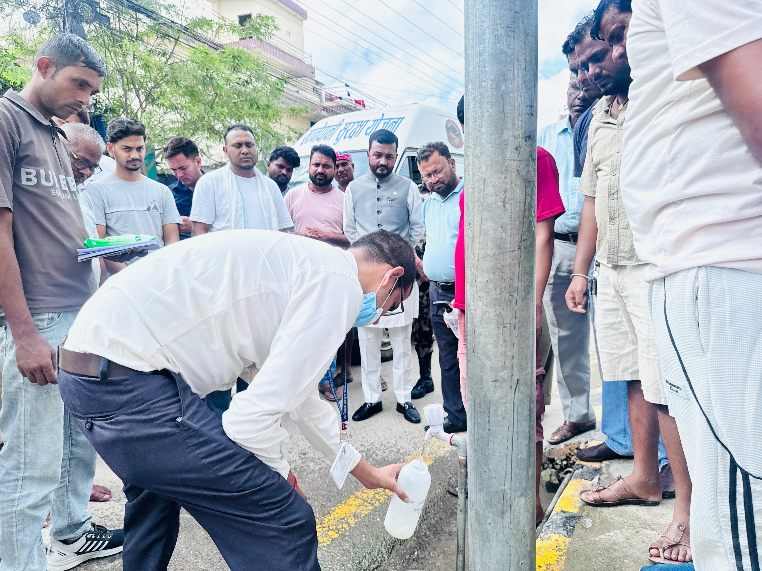 हैजा प्रभावित वीरगञ्ज क्षेत्रमा पानी परिक्षणको कार्य तीब्र, मन्त्री यादव स्वयम् पानी परिक्षण स्थलमा