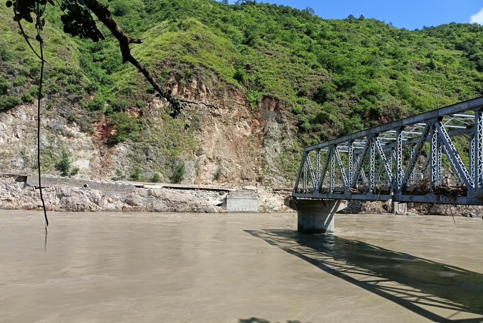 नेपाली सेनाद्वारा खुर्कोटको बेलीब्रिज मर्मत सुरु