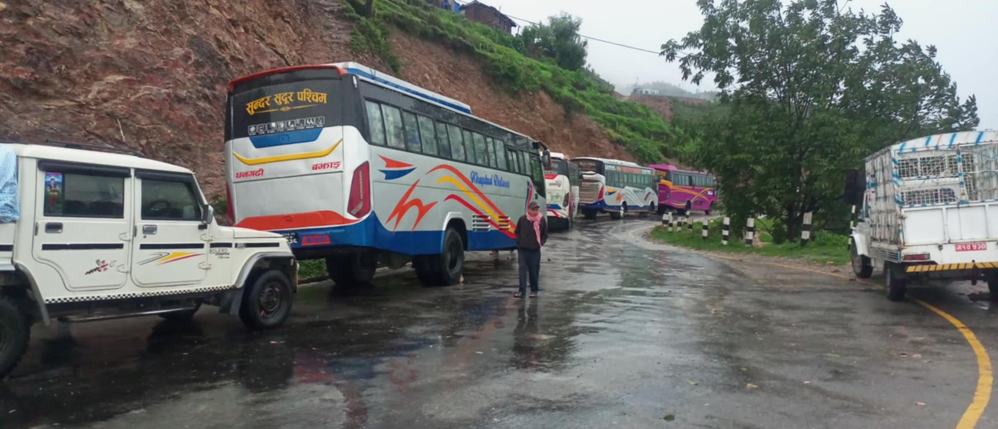 बिपी राजमार्गमा अवरुद्ध, सवारीसाधन ‘होल्ड’
