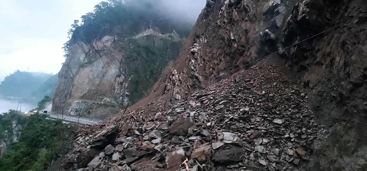तुइन खोलामा खसेको पहिरोका कारण नारायणगढ–मुग्लिन सडक अवरुद्ध