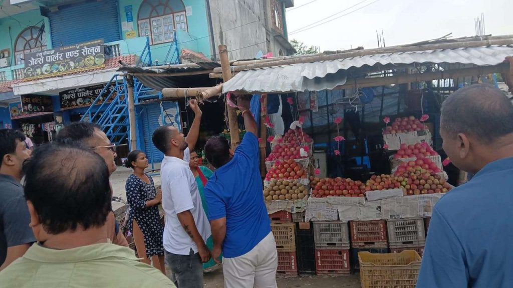 सडक किनारका अतिक्रमित सामग्री नगरपालिकाले हटायो
