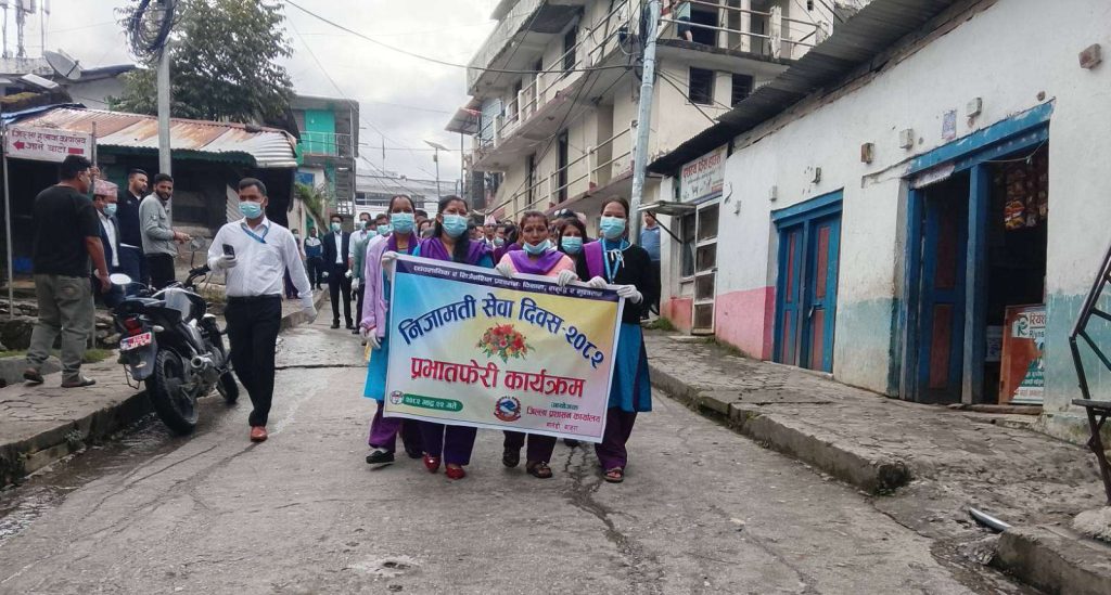 निजामती दिवसमा मार्तडी बजारको फोहर संकलन गरियो
