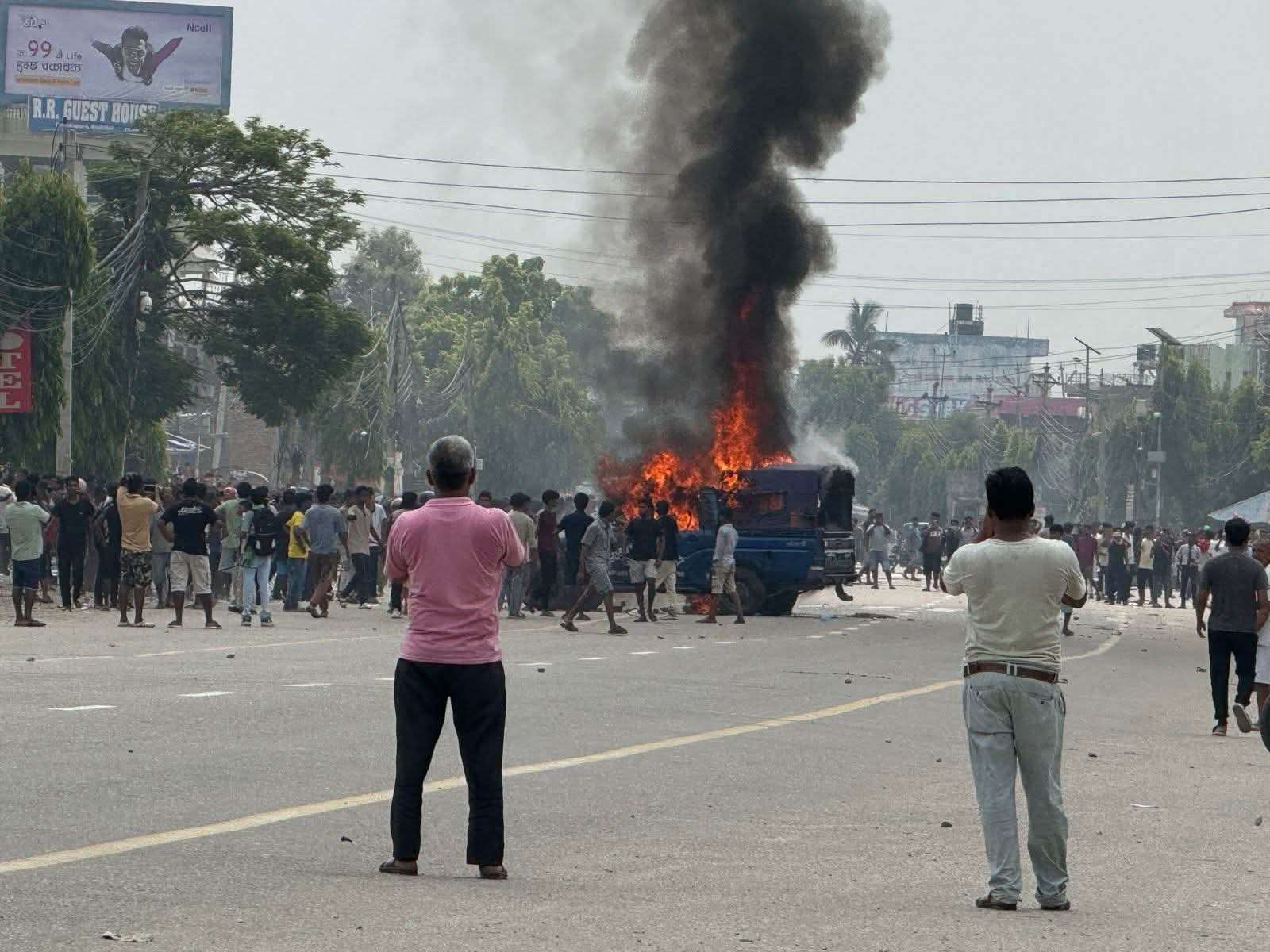 रौतहटमा प्रहरी र नगरपालिकाको गाडीमा आगजनी, पूर्व–पश्चिम राजमार्ग प्रभावित