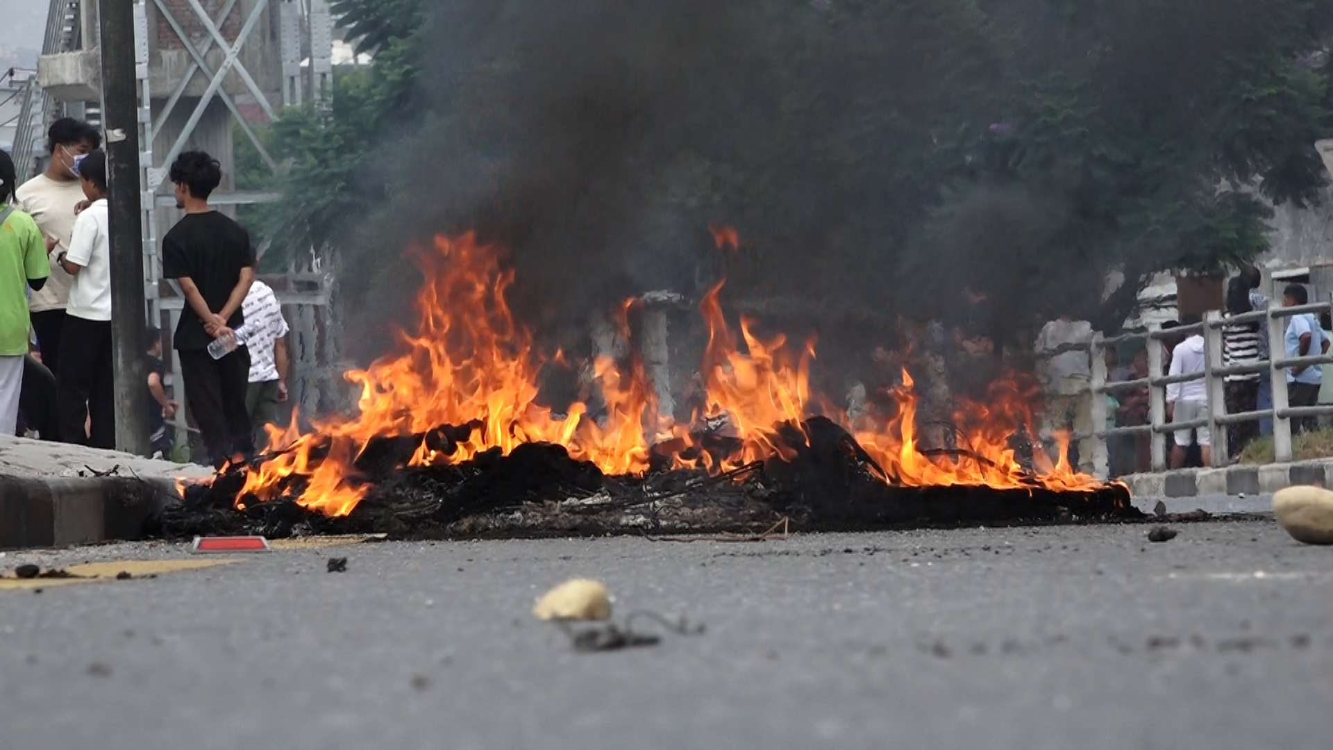 ललितपुरमा प्रदर्शन, प्रहरीको भ्यान जलाइयो
