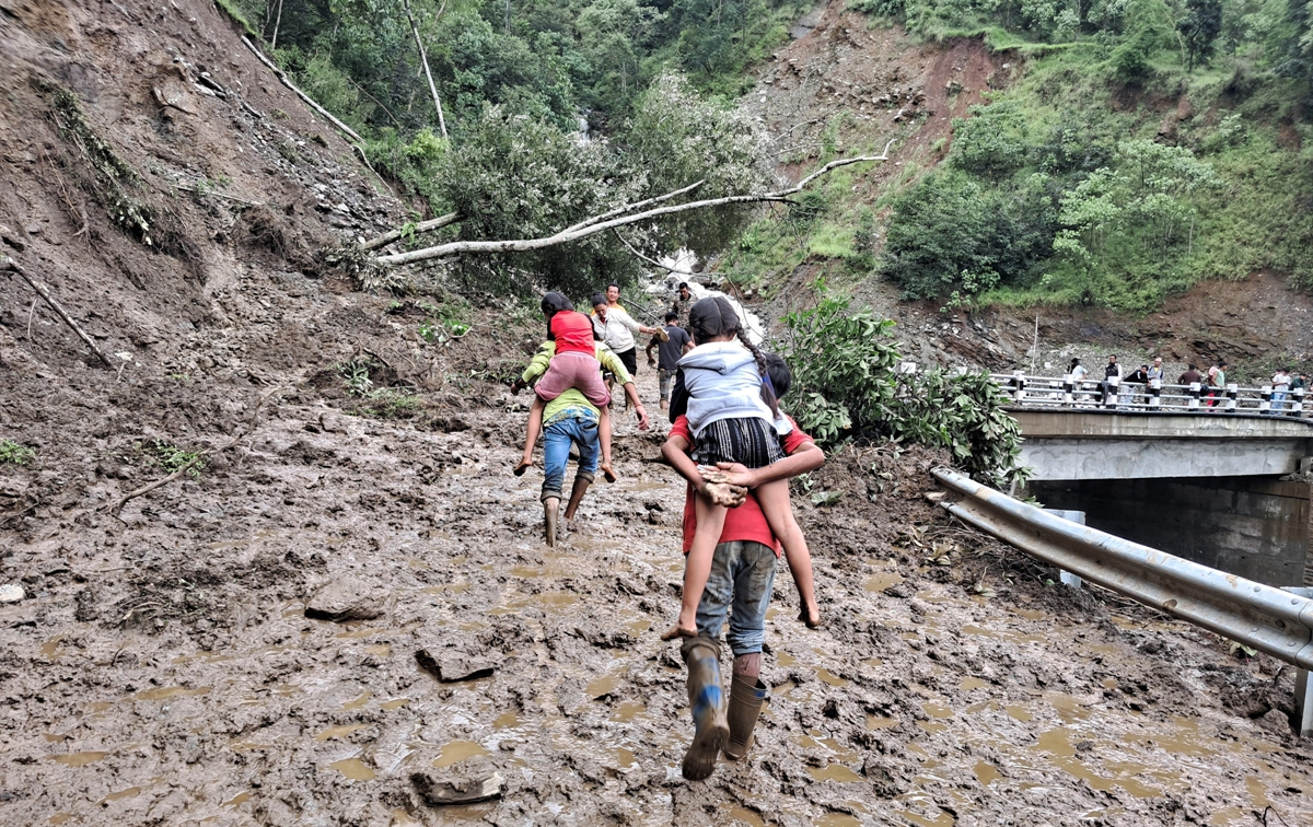 बाढीले मध्यपहाडी लोकमार्ग अवरुद्ध