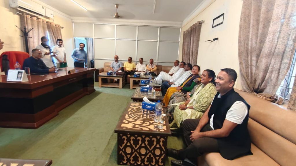 प्लास्टिकको कुर्सीमै बसेर मधेश प्रदेश सभा सुचारु गर्ने तयारी
