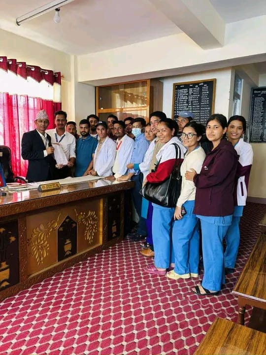 चाडपर्व भत्ता पाउनुपर्ने माग गर्दै अस्पताल बाजुरामा कार्यरत कर्मचारीले बुझाए ज्ञापनपत्र