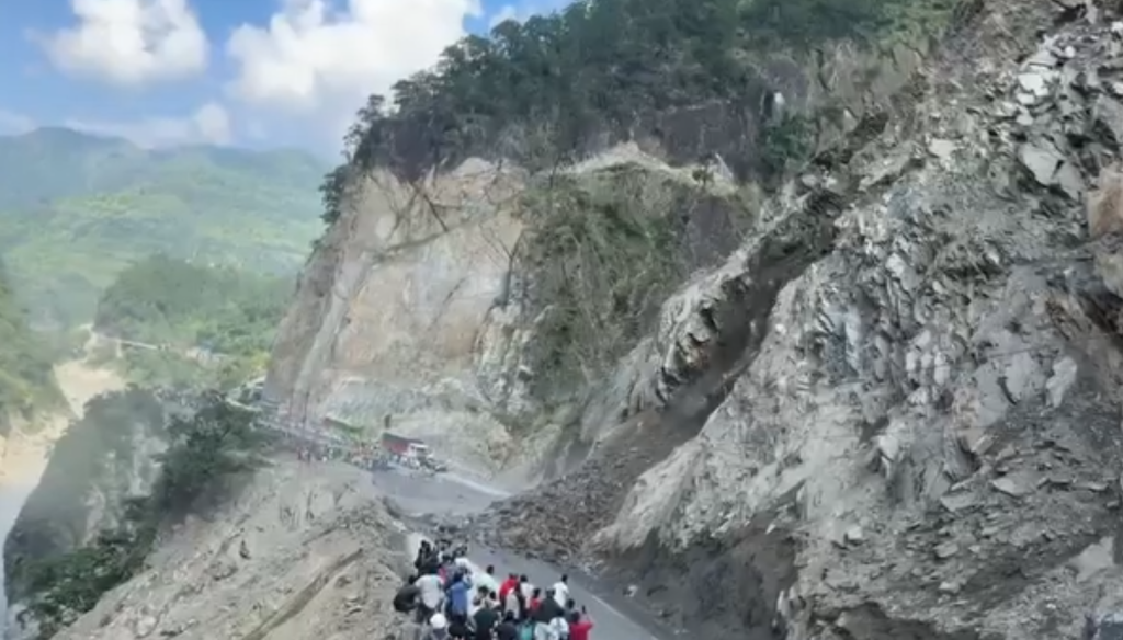 तुईन खोलामा पुनः सुक्खा पहिरो खस्दा सडक पूर्ण रुपमा अवरुद्ध