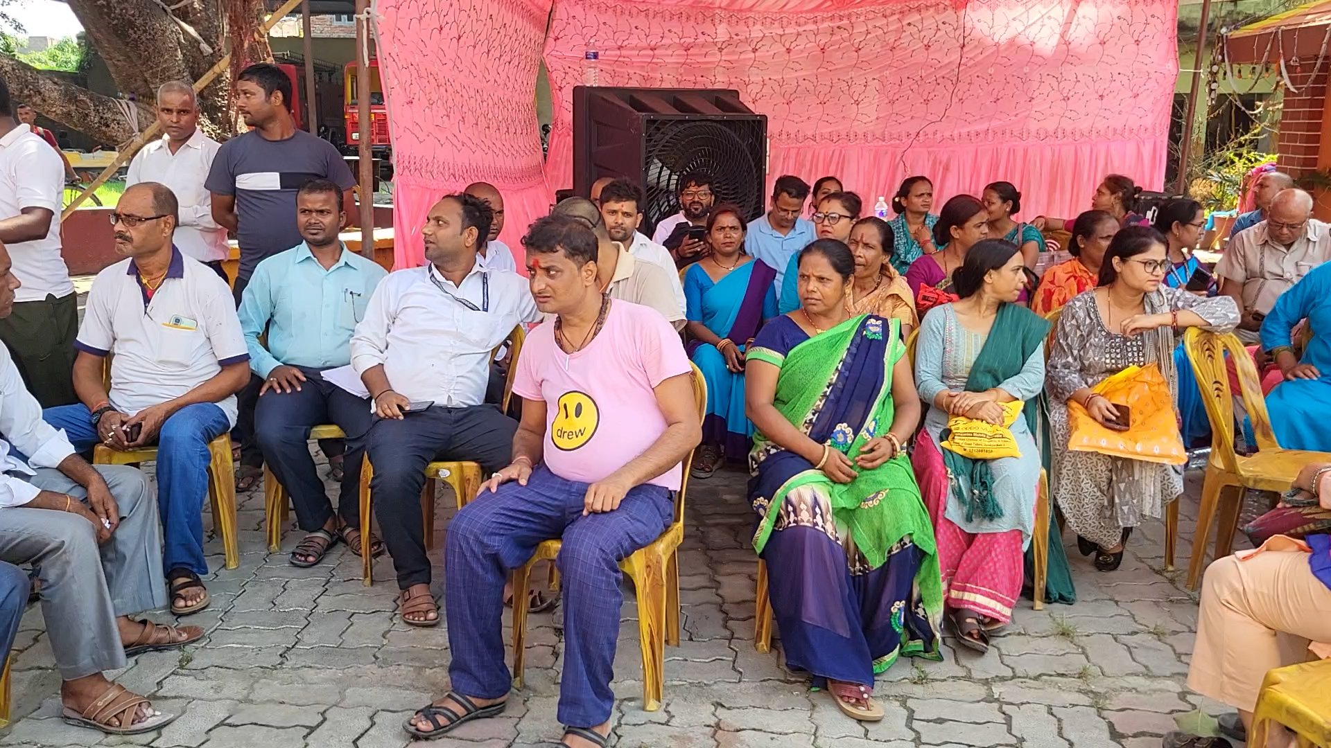 जनकपुरधाम उपमहानगरका कर्मचारीहरुले गरे पेन डाउन, उपमेयरले दुव्र्यवहार गरेको आरोप