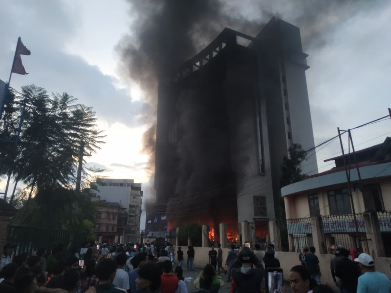 एनसेलको कार्यालयमा सिसिटिभी फुटेजसहित तोडफोड, आगजनी र डकैती सम्बन्धी प्रहरीमा उजुरी