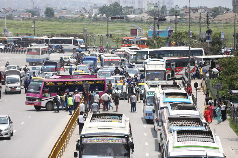 घटस्थापनापछि एक लाख ३८ हजार यात्रुले काठमाडौँ छाडे