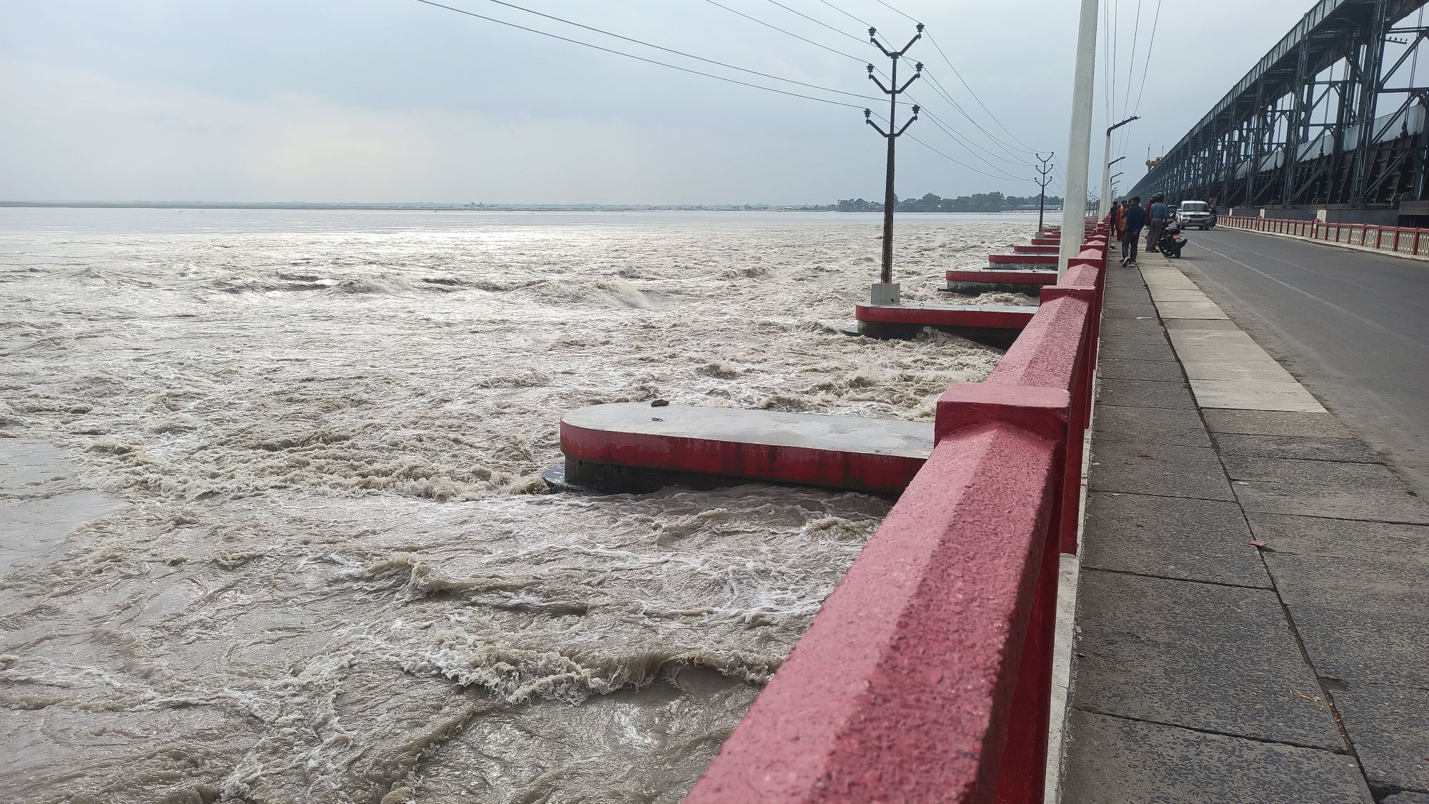 सप्तकोसीमा जलसतह बढेपछि ब्यारेजका ३८ ढोका खोलियो