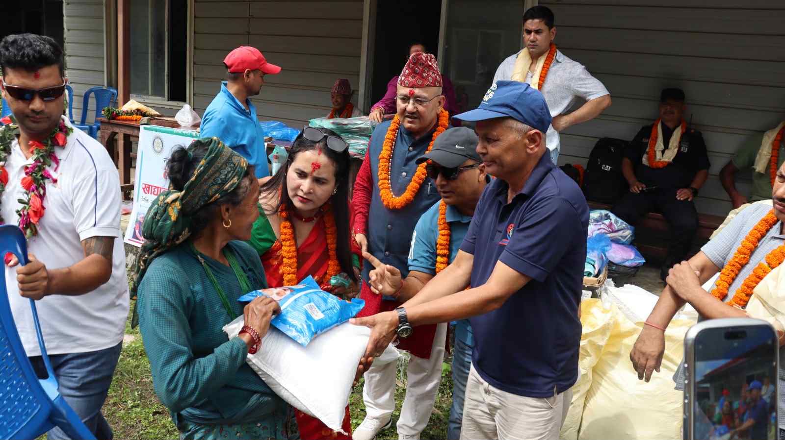 प्रसिद्ध ज्योतिष पण्डित डा अधिकारी दम्पत्तिले बाँडे चेपाङ बस्तीमा राहत