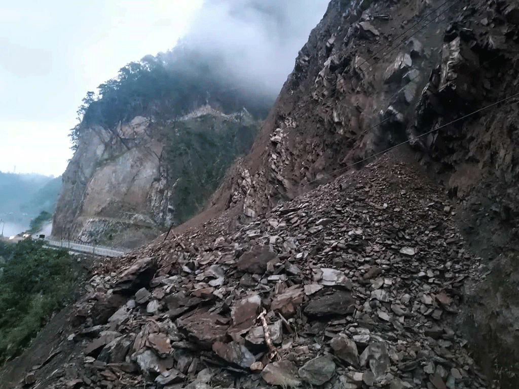 तुइन खोला क्षेत्रको पहिरोः  पोखरा–काठमाडौं यातायात समेत प्रभावित