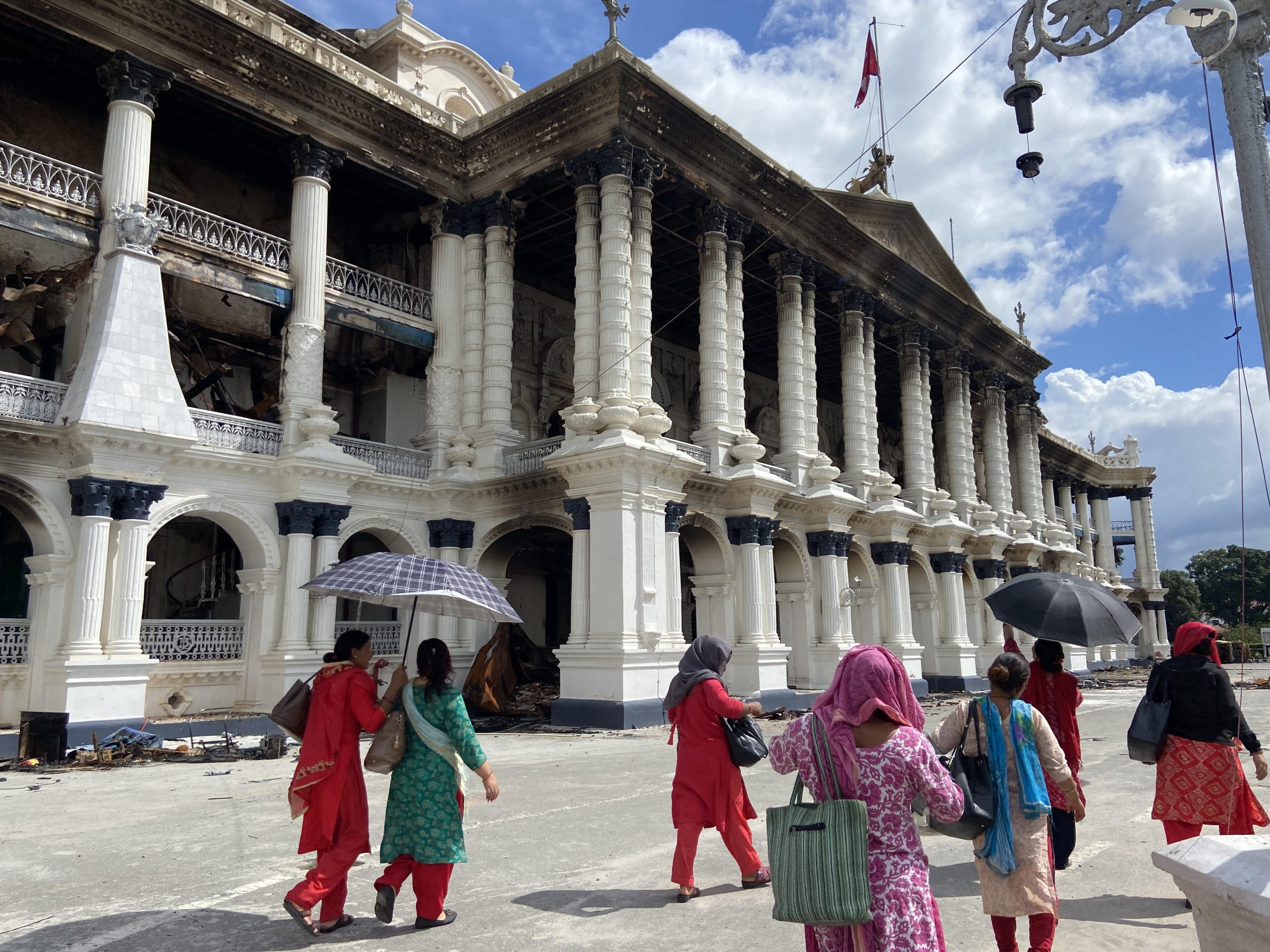 सिंहदरबारका भग्नावशेष हेर्दै टोलाउँछन् कर्मचारी