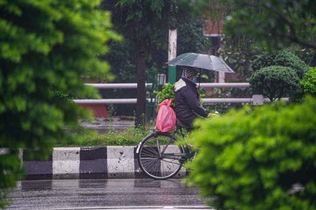 सिमसिमे पानी परिरहँदा छाताको सहारामा सर्वसाधरण (फोटोफिचर)