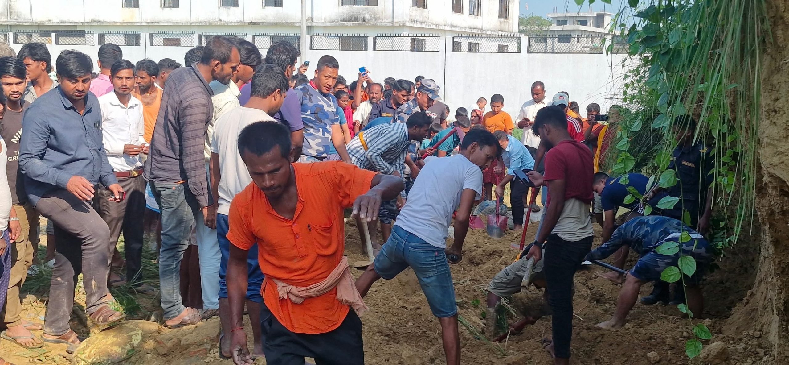 बारामा माटोको ढिस्कोले पुरिँदा एक महिलाको मृत्यु, दश जना घाईते