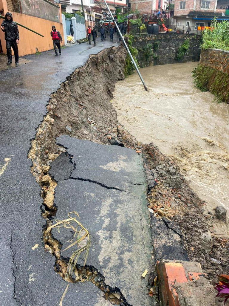 काठमाडौंको करखुसी खोला छेउमा पहिरो, सडक भासियो