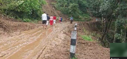 मेची राजमार्गको ठाउँ ठाउँमा अवरोध, खुलाउने प्रयास जारी