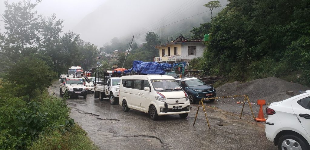 वर्षाको कारण बिपी राजमार्ग अवरुद्ध