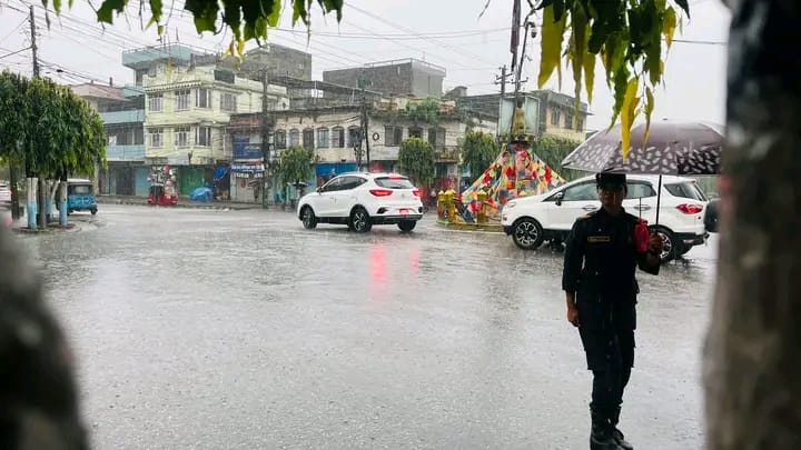 लगातार वर्षाले हेटौँडा अस्तव्यस्त, मुख्य बजार क्षेत्रमा पानी जम्यो