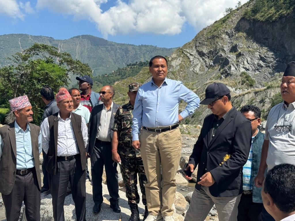 नवमीको दिन गरे मन्त्री घिसिङले वीपी राजमार्गको निरिक्षण