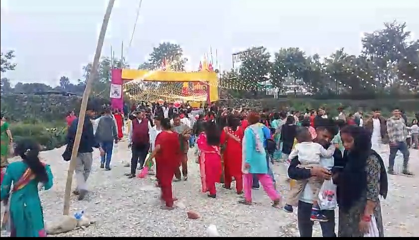 हेटौँडामा सूर्यलाई अघ्र्य दिएर छठ पूजा सुरु, सडक अस्तव्यस्त — ट्राफिक व्यवस्थापनमा हम्मे हम्मे