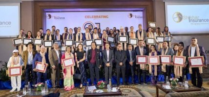शिखर इन्स्योरेन्सबाट वार्षिकोत्सवको अवसरमा कर्मचारी सम्मानित