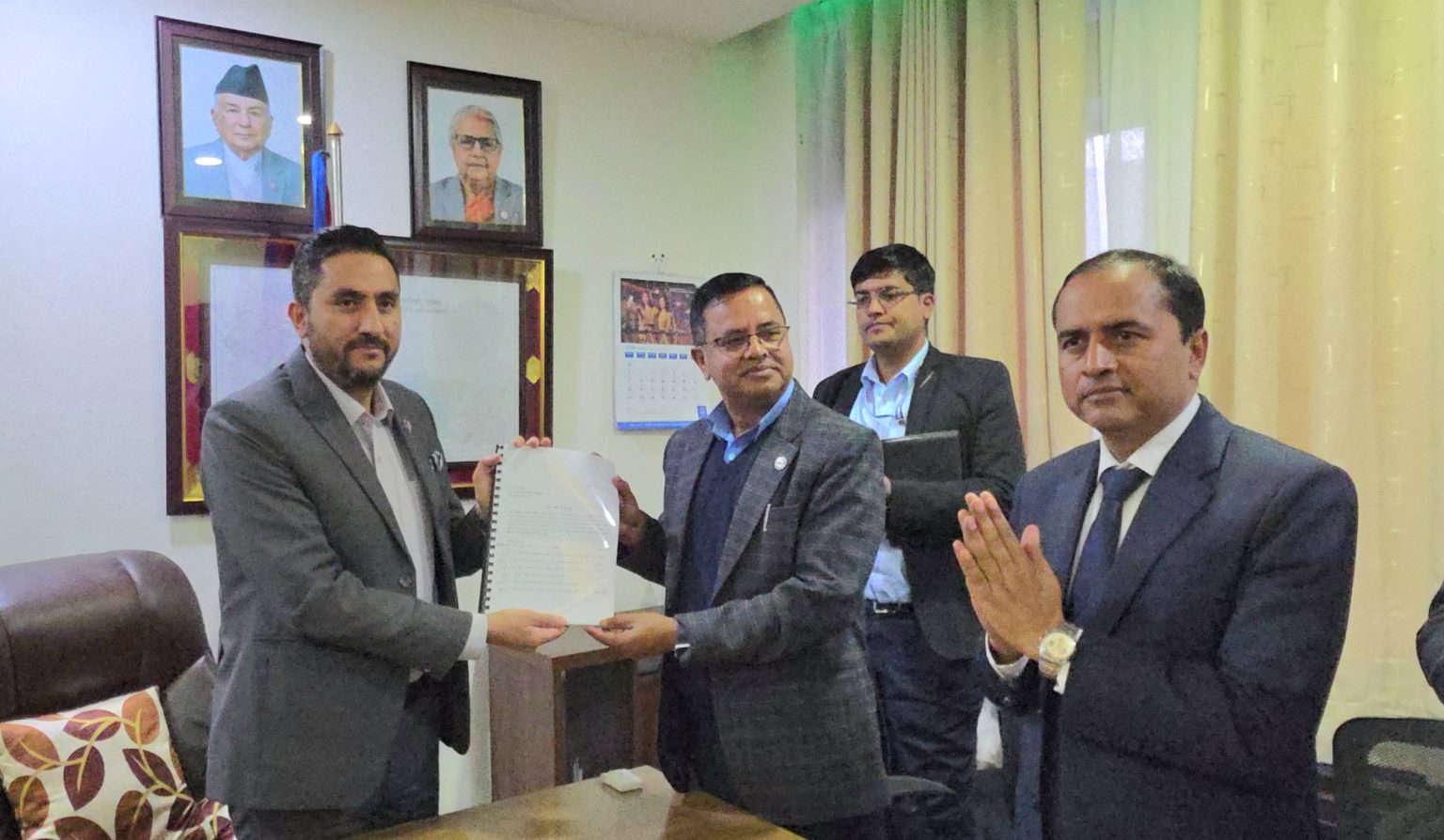 छानबिन समितिले सञ्चार मन्त्रीलाई बुझायो प्रतिवेदन
