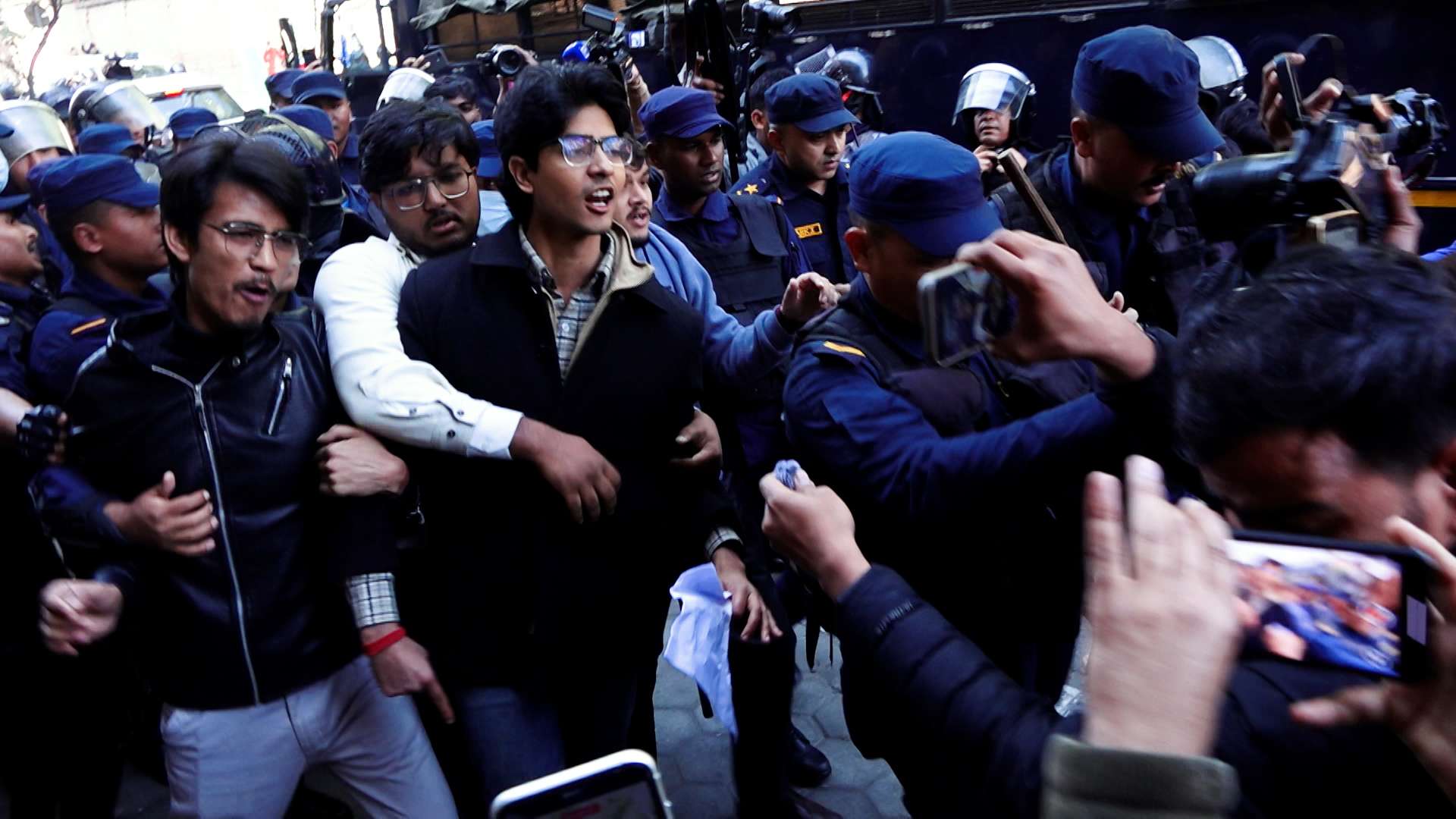 सिंहदरबार छिर्ने प्रयास गरेका जेनजी समूहलाई प्रहरीले लखेट्यो (भिडियो सहित)