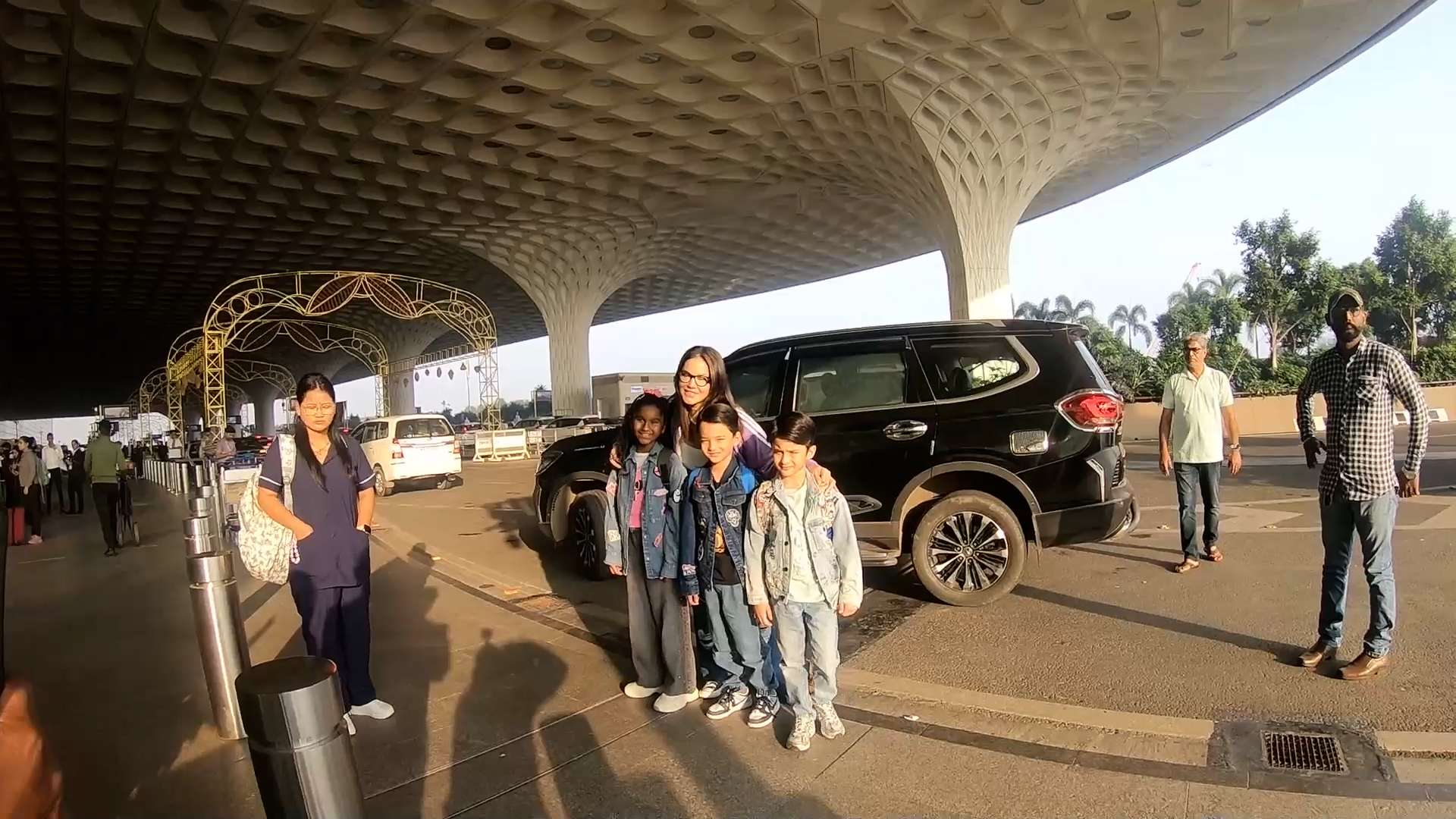 बालबच्चा सम्हाल्दै सन्नी लियोन