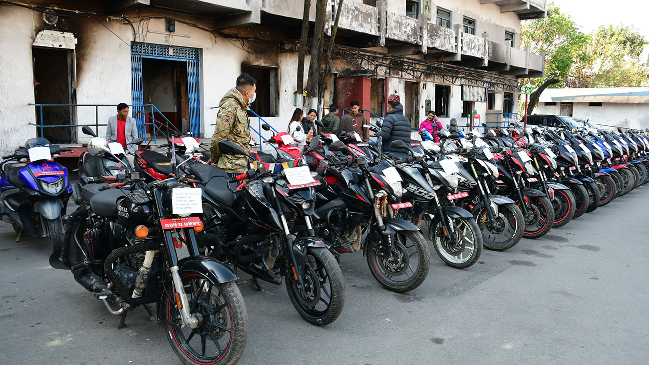 ट्राफिक प्रहरीद्वारा फेला परेका सवारीसाधान हस्तान्तरण
