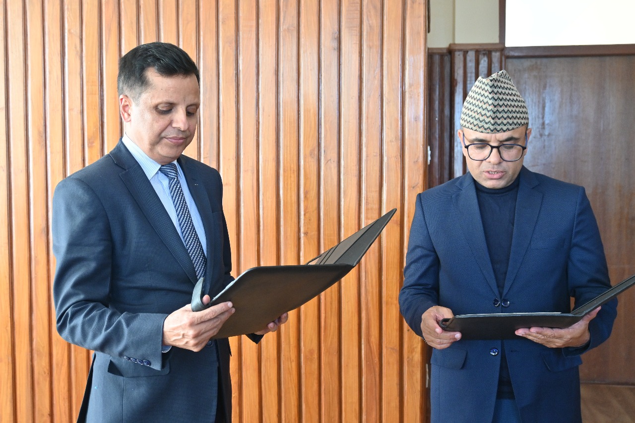 राष्ट्रिय बीमा कम्पनीका नवनियुक्त अध्यक्ष ढकालले ग्रहण गरे सपथ