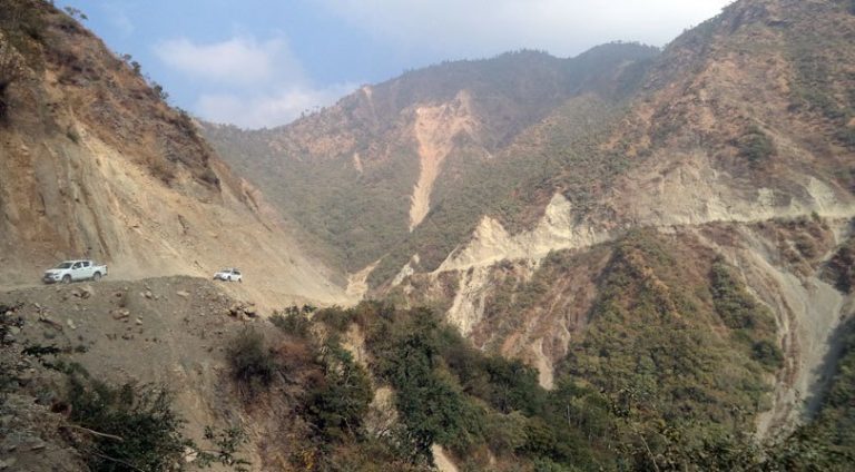 मकवानपुरको बकैयामा मिनि ट्रक दुर्घटना, सडक अवरुद्ध