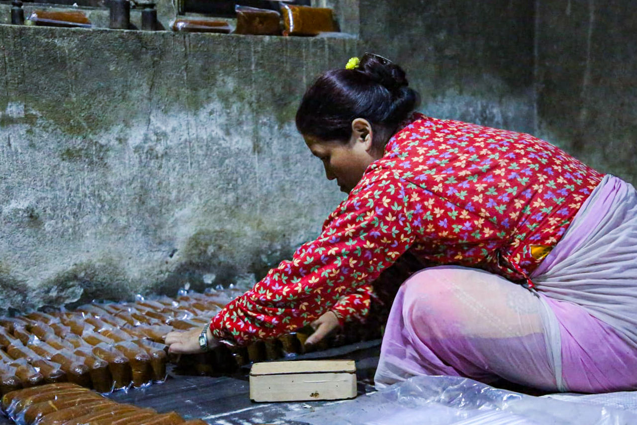 माघे संक्रान्तिका लागि चाकु बनाउन हतारो (तस्बिरहरुमा)