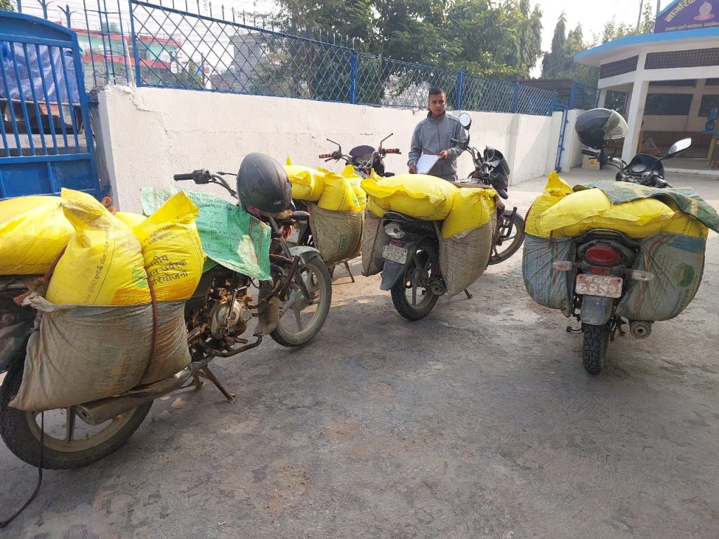 २२ बोरा रासायनिक मलसहित चार मोटरसाइकल प्रहरीको नियन्त्रणमा