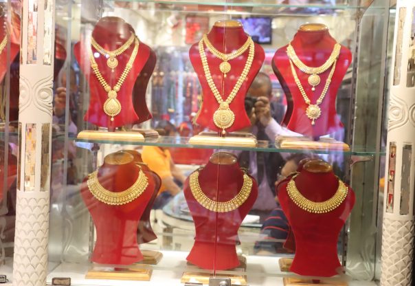 आजपनि तीन हजार रुपैयाँले घट्यो सुनको मूल्य