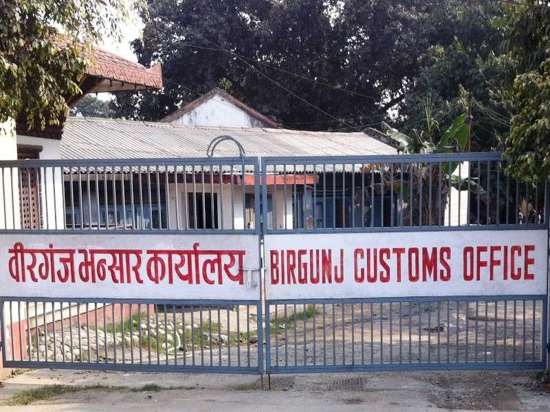 वीरगञ्ज नाका हुँदै तीन महिनामा ८ अर्ब ७० करोड रुपैयाँका गाडी भित्रिए