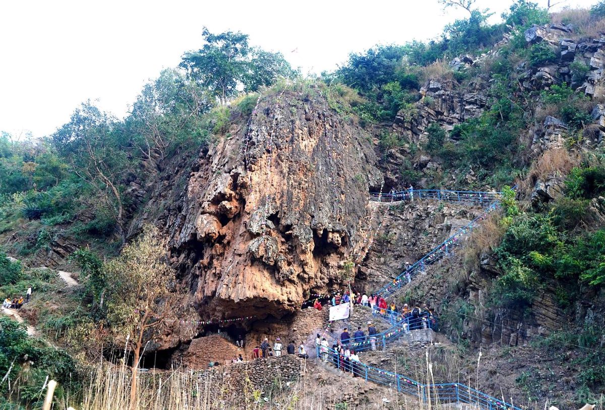प्रचारप्रसारको अभावले ओझेलमा पर्दै हतुवागढीको ‘महादेव थान’