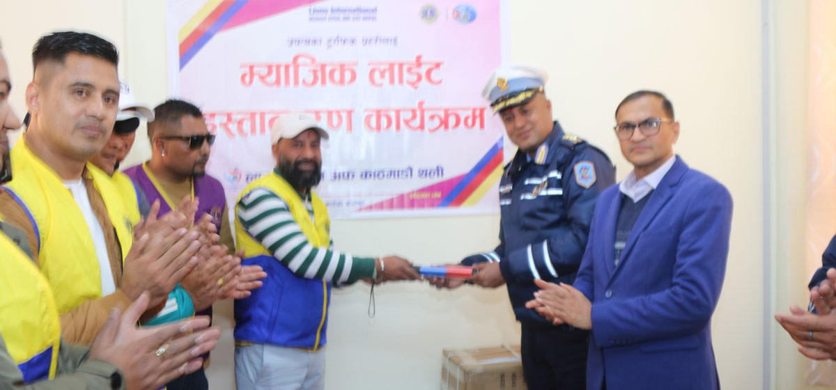उपत्यका ट्राफिक प्रहरीलाई ‘म्याजिक लाइट’ हस्तान्तरण