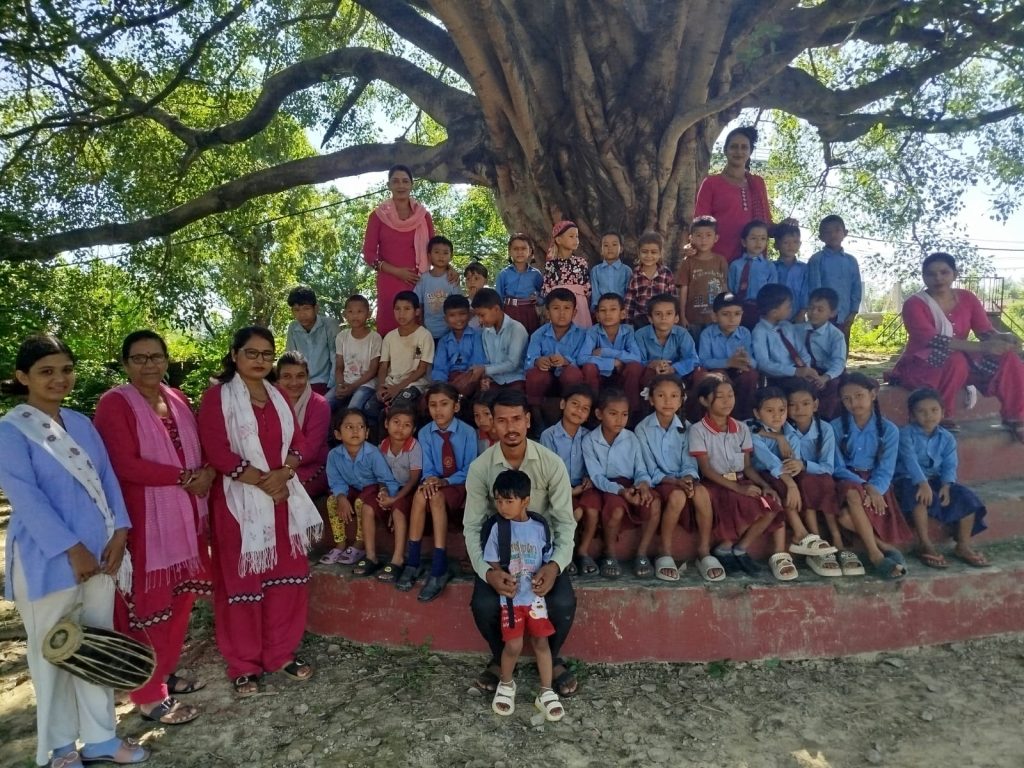 विद्यालयलाई स्टेशनरी खरिदका लागि एनएलजी इन्स्योरेन्सद्वारा सहयोग