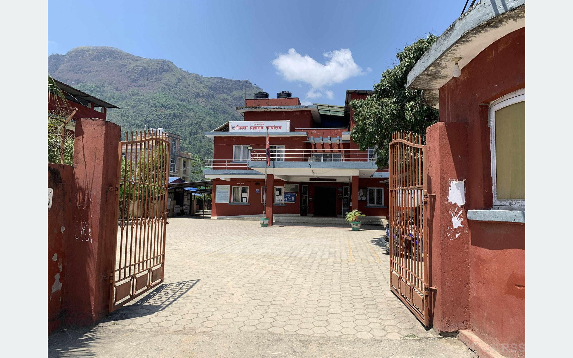 तनहुँ जिल्ला प्रशासन : तीन महिनामा एक करोड राजस्व सङ्कलन, ४३४ गुनासा फछ्र्यौट