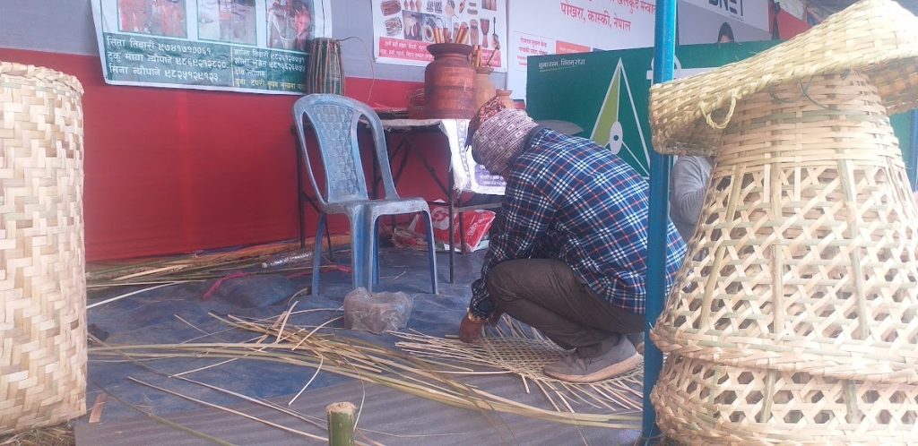 कोठेगाउँमा बाँसका सामग्री बनाउनेको सङ्ख्या घट्दै
