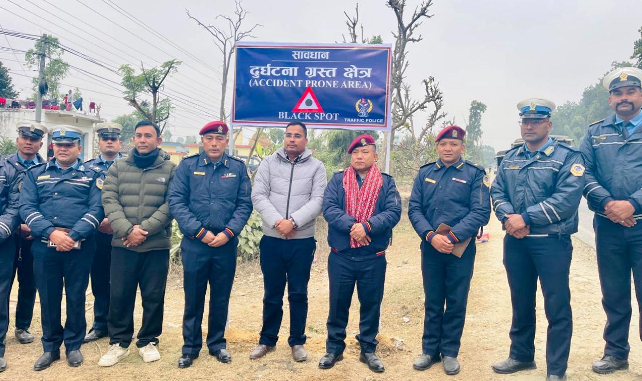 कञ्चनपुरमा सवारी दुर्घटना न्यूनीकरणका लागि ‘ब्ल्याक स्पोट’ बोर्ड