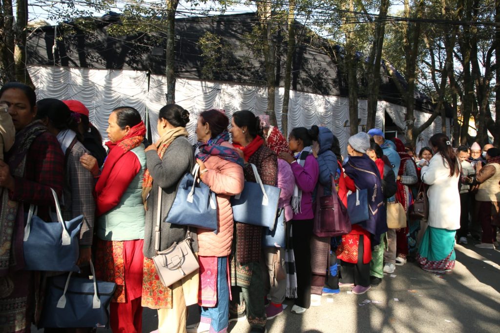 एमाले महाधिवेशन : मतदानका लागि लाइनमा प्रतिनिधिहरु (तस्विरहरु)