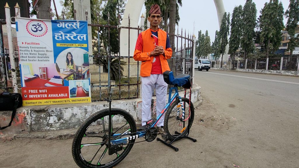 युवाहरुलाई हरेस नखाने सन्देश दिन उल्टो साईकल चलाउँदै महोत्तरीका जे.बी.पोखरेल (भिडियो सहित)