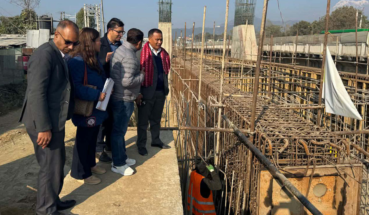 मन्त्री घिसिङद्वारा सेती पुलको निरीक्षण